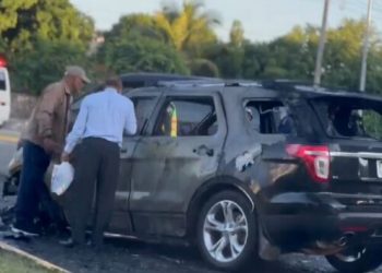 Vehículo se incendia en las inmediaciones del Faro a Colón