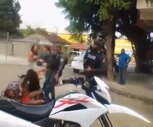 Policía y ciudadanos protagonizan enfrentamiento en Santiago