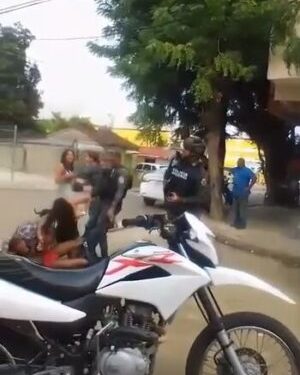 Policía y ciudadanos protagonizan enfrentamiento en Santiago