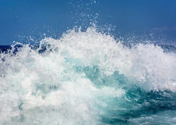 Siguen las alertas por oleaje peligroso en las costas del país y se esperan lluvias este domingo