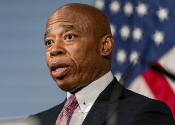 Departamento de Justicia ordena retirar cargos contra alcalde de Nueva York, Eric Adams