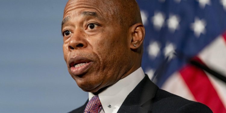 Departamento de Justicia ordena retirar cargos contra alcalde de Nueva York, Eric Adams