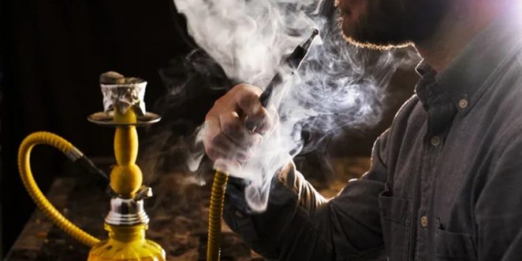 Doctora advierte que un solo sorbo de una hookah equivale a 20 cigarrillos juntos en la boca