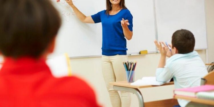 Educación y ADP acuerdan aumentar sueldo a los profesores que saquen entre 65 y 69 puntos en la evaluación docente