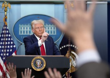 Trump insiste que en piensa "recuperar el Canal de Panamá, o algo muy gordo va a pasar"