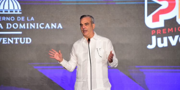 Mensaje de Abinader a la juventud: "Ustedes son el presente"