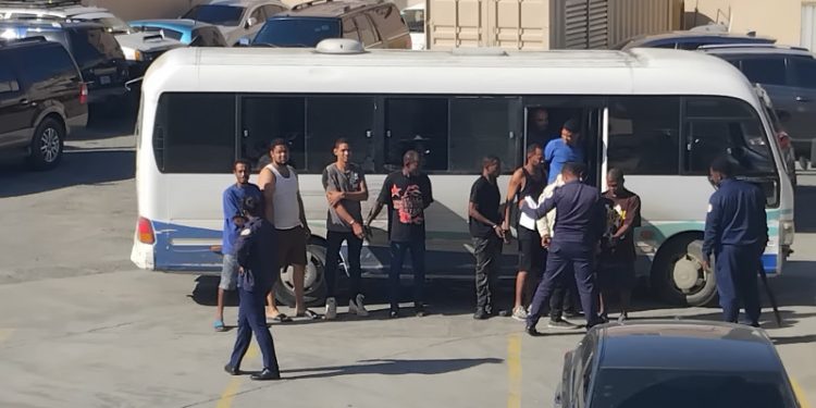 Fallas de seguridad son evidentes en traslado de presos