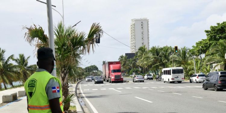 Digesett evita el paso de vehículos pesados por el Malecón de Santo Domingo