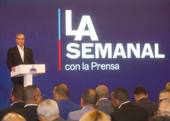 Abinader contra servicios públicos gratis a extranjeros en tránsito