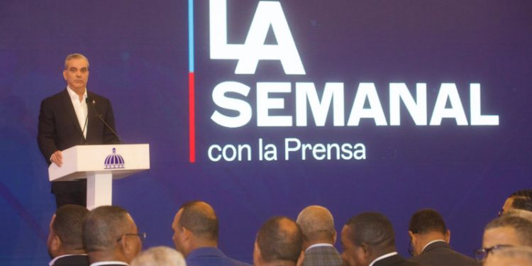 Abinader contra servicios públicos gratis a extranjeros en tránsito