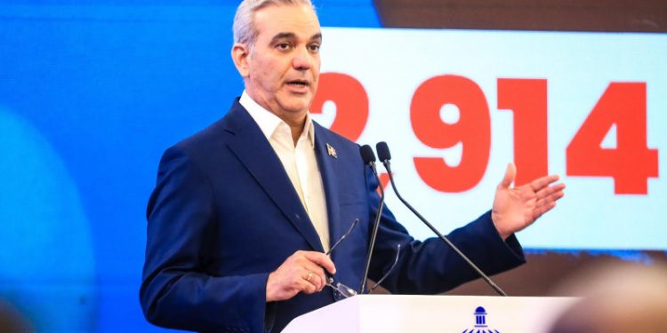 Abinader asegura que "monitorea" la imposición de aranceles por parte de Estados Unidos