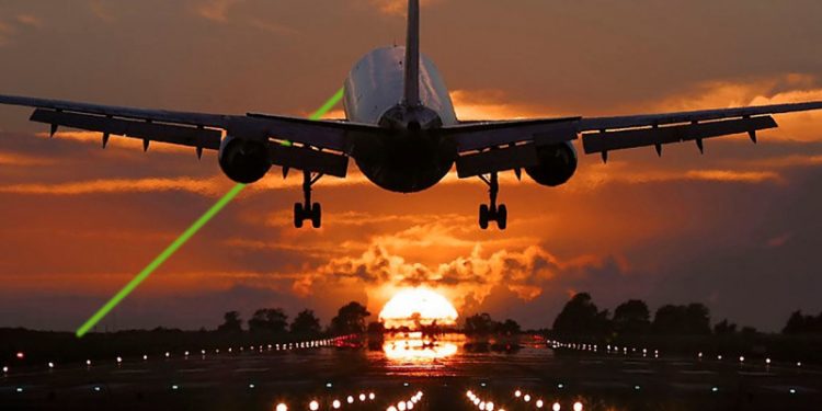 Denuncian uso ilícito de rayos láser contra aviones en RD