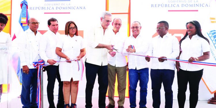 Abinader inaugura carretera en Elías Piña por RD$1,120 MM