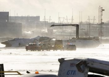 Delta ofrece 30,000 dólares a los pasajeros del avión de Canadá que se volcó al aterrizar