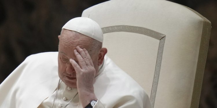 El papa Francisco aún en el hospital se levanta con deseos de trabajar tras una noche tranquila