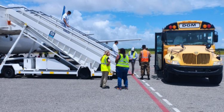 Llegan al país 125 dominicanos repatriados de Estados Unidos