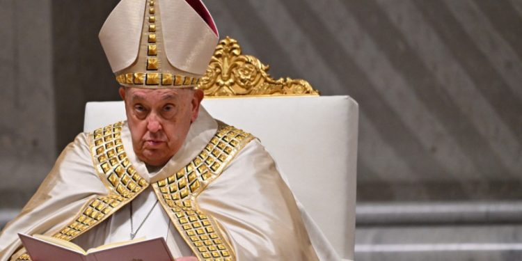 El papa Francisco experimenta "una leve mejoría" en el hospital