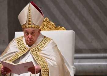 El papa Francisco está de pie, se puede sentar y sigue tratamiento para neumonía bilateral