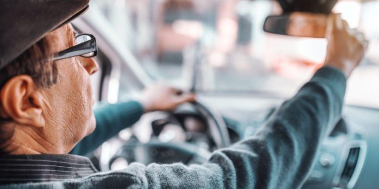 Extensión de renovación de licencias para mayores de 65 años requiere decreto presidencial