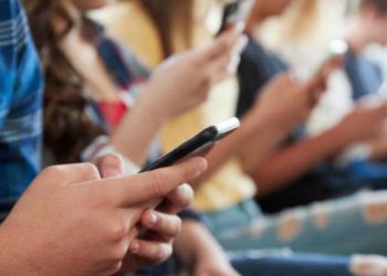 España prohíbe celulares en las escuelas