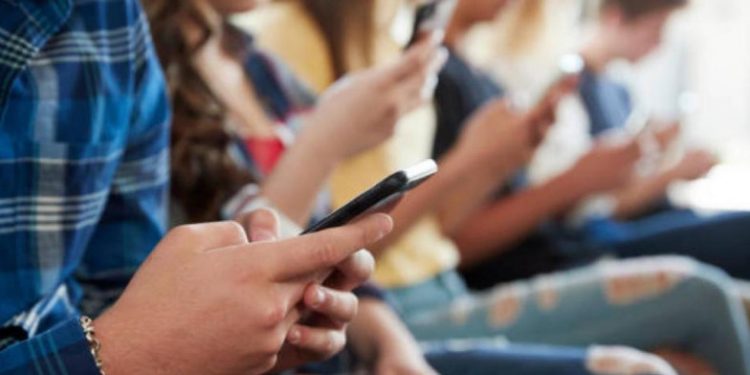 España prohíbe celulares en las escuelas