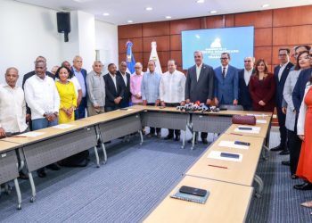 Aprueban aumento de 20% al salario mínimo tras un acuerdo tripartito