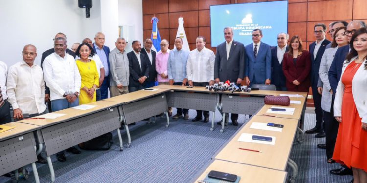 Aprueban aumento de 20% al salario mínimo tras un acuerdo tripartito