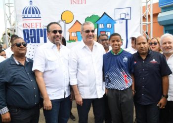 Abinader acompaña a atletas de “INEFI con el Barrio” durante la jornada de “El Gobierno Contigo”