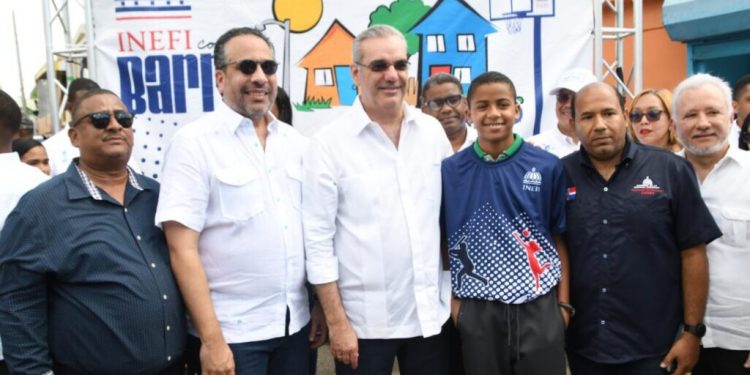 Abinader acompaña a atletas de “INEFI con el Barrio” durante la jornada de “El Gobierno Contigo”