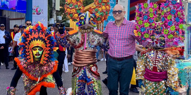 Santiago vibra con el inicio de su carnaval: un desfile de cultura, familia y diversión