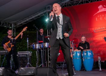 Anthony Wood enamora al público en el Centro León con su versatilidad y pasión por la música.