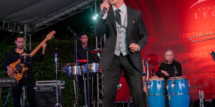 Anthony Wood enamora al público en el Centro León con su versatilidad y pasión por la música.