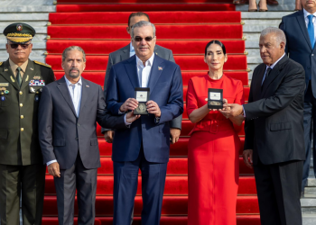 Presidente Abinader encabeza acto de homenaje a la bandera nacional