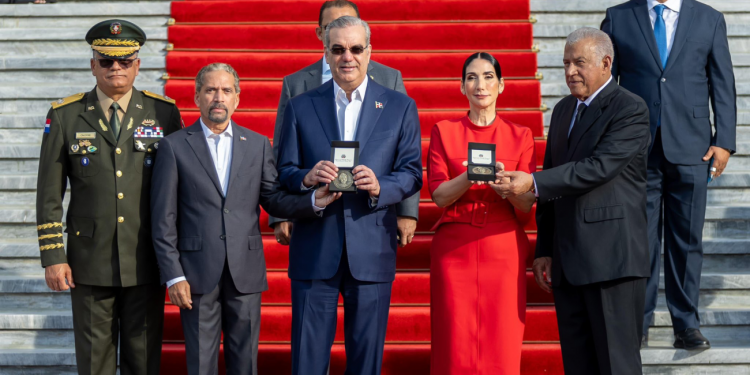 Presidente Abinader encabeza acto de homenaje a la bandera nacional