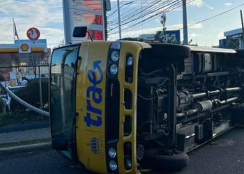 Accidente sin heridos entre autobuses del TRAE y del transporte interurbano
