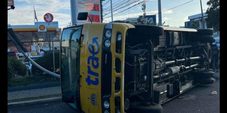 Accidente sin heridos entre autobuses del TRAE y del transporte interurbano