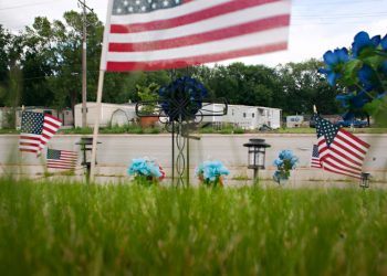 Ocho heridos al estrellarse un vehículo contra un concesionario de coches en el sur de California