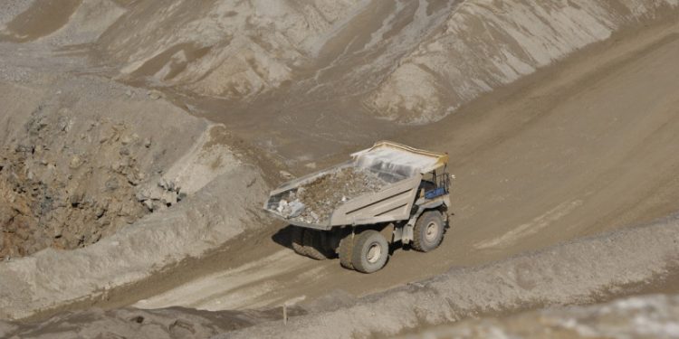 Gobierno emitirá normativa de explotación minera con miras al 2028