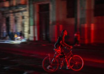 Colapsa de nuevo el sistema eléctrico de Cuba, cuarto apagón nacional en seis meses