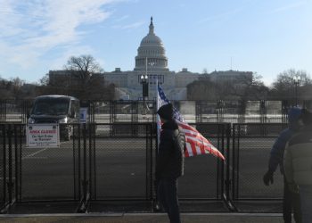 EE.UU. estudia prohibir la entrada de cubanos, venezolanos y otras 41 nacionalidades