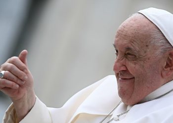 El papa Francisco ya no necesita utilizar máscara de oxígeno