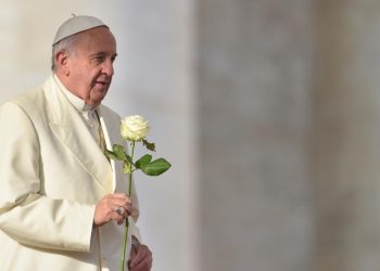 El estado del papa Francisco se mantiene "estable" tras su última crisis respiratoria