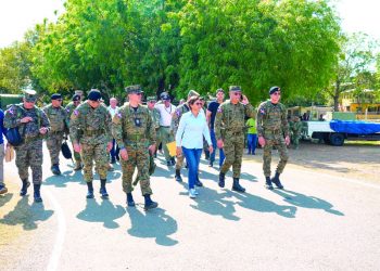 Ministro de Defensa supervisa tropas en la frontera junto a altos oficiales