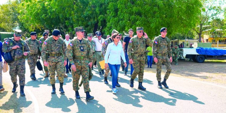 Ministro de Defensa supervisa tropas en la frontera junto a altos oficiales