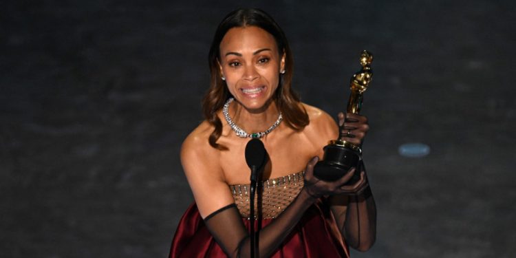 Presidente Abinader felicita a Zoé Saldaña por ganar un Oscar a mejor actriz de reparto
