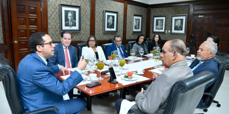 Sigmund Freund dice Gobierno evalúa aumento al salario mínimo para el sector público