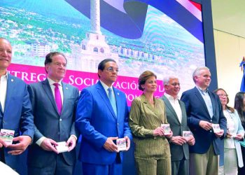 Entregan y socializan nueva Constitución de RD en Santiago