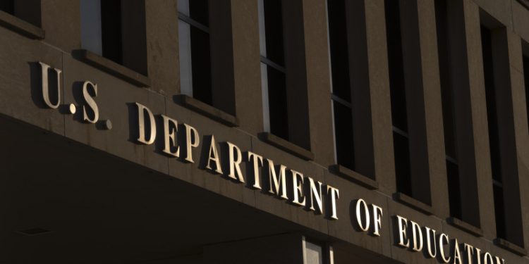 Trump cierra oficinas del Departamento de Educación y está a un paso de desmantelarlo
