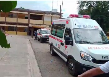 Decomisan droga y armas blancas en centros educativos de Santiago