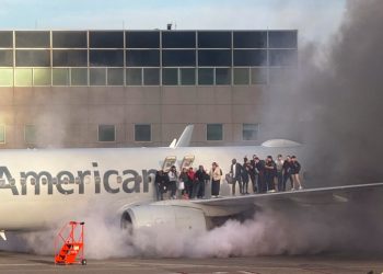 Evacúan avión de American Airlines que se incendió en Denver, EE.UU.
